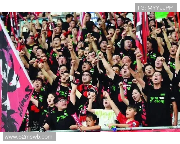 足球明星在演唱会舞台上展现魅力与激情的完美融合